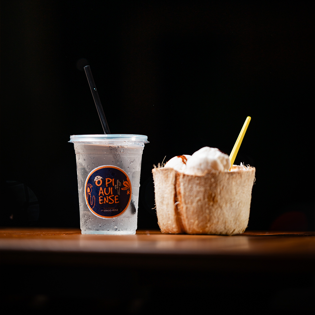 Sorvete de coco no coco + Água de coco