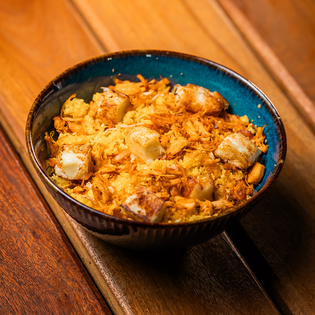 Cuscuz com frango desfiado